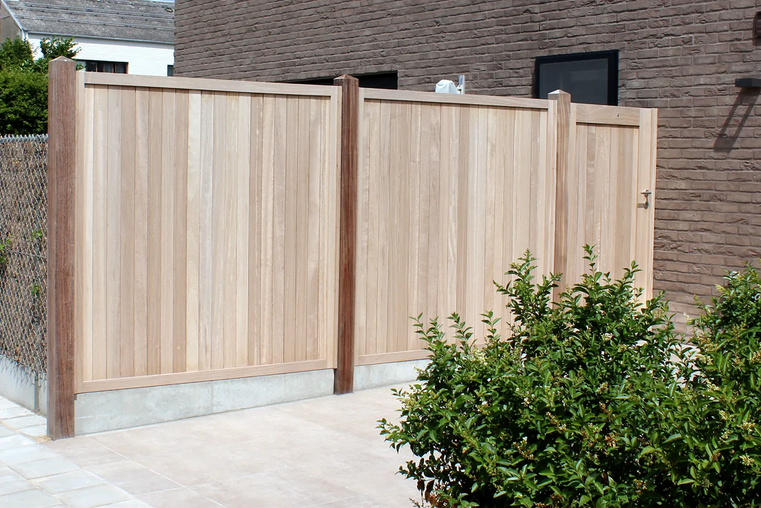 Palissade et simple porte en Iroko